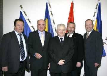 Im Bild (v.l.n.r.): Vizepräsident des Kreises Timis-Temeswar, Marius Popovici, LH Dr. Erwin Pröll, Botschafter Dr. Andrei Corbea-Hoisie, Vorstandsvorsitzender Mag. Johannes Elsner und Bgm. Franz Hölzl.