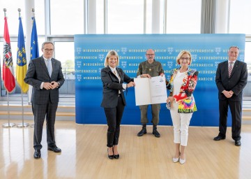 Von links nach rechts: Landesamtsdirektor Werner Trock, Bundesministerin Klaudia Tanner, Militärkommandant Martin Jawurek, Landeshauptfrau Johanna Mikl-Leitner und der Leiter der Abteilung Personalangelegenheiten des Amtes der NÖ Landesregierung, Gerhard Dafert.