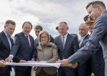 (v.l.n.r.) Bundesrat Florian Krumböck, Bürgermeister Matthias Stadler, Christoph Schwarz (Magistrat St. Pölten, Stabsabteilung Zukunftsentwicklung, Wirtschaft & Marketing), Landeshauptfrau Johanna Mikl-Leitner, Bundesinnenminister Gerhard Karner, Vizebürgermeister Matthias Adl, Landespolizeidirektor Franz Popp, Christoph Reiter (Abteilungsleiter-Stv. Gebäudeverwaltung Land NÖ).