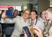 Landeshauptfrau Johanna Mikl-Leitner hält die feierliche Stimmung mit Schülerinnen der LFS Mistelbach fest.