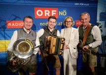 Landeshauptfrau Johanna Mikl-Leitner mit dem Trio aus dem Pielachtal, das die Siegesfeier musikalisch gestaltete.