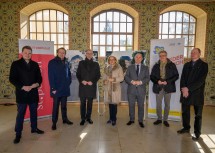 Landeshauptfrau Johanna Mikl-Leitner, Nationalratspräsident Wolfgang Sobotka, Bürgermeister Matthias Stadler und Architekt Wolfgang Pfoser mit Vertretern der Israelitische Kultusgemeinde, dem Institut für jüdische Geschichte Österreichs und der Stadt St. Pölten.
