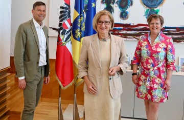 Landeshauptfrau Johanna Mikl-Leitner mit Christine Lechner (rechts im Bild) und Walter Kirchler, Geschäftsführung NÖ.Regional
<br />

<br />
