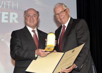 Landeshauptmann Dr. Erwin Pröll überreichte das \"Silberne Komturkreuz des Ehrenzeichens für Verdienste um das Bundesland Niederösterreich\" an Mag. Heinz Boyer.