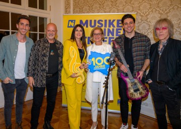 (v.l.) Luke Andrews, Gary Lux, Monika Ballwein, Landeshauptfrau Johanna Mikl-Leitner, Alexander Eder und Christian Deix beim blau-gelben Musikerinnen- und Musikertreffen im Conference Center Laxenburg.