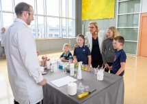 Landeshauptfrau Johanna Mikl-Leitner ist überzeugt: „Das Programm von ‚Science goes School‘ ermöglicht Niederösterreichs Schülerinnen und Schülern jedes Mal aufs Neue spannende Einblicke in die Welt der Wissenschaft.“