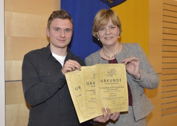 Bildungs-Landesrätin Mag. Barbara Schwarz gratulierte David Gradinariu, dem Gewinner von drei Wettbewerben aus der HAK Tulln.