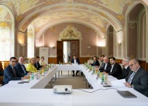 Erste Kuratoriumssitzung zur Restaurierung der Domkirche St. Pölten im Sommerrefektorium des Bistums.