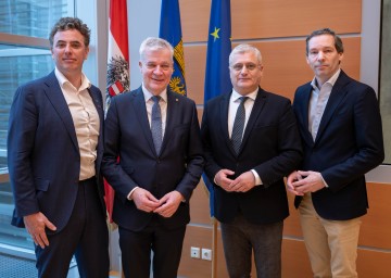 Sprachen über die Gesundheitsförderungs- und Präventionsstrategie (v.l.n.r.): ÖGK-Vorsitzender des NÖ-Landesstellenausschusses Florian Hengl, Landesrat Anton Kasser, NÖGUS-Vorsitzender Landesrat Martin Antauer und NÖGUS-Geschäftsführer Volker Knestel.