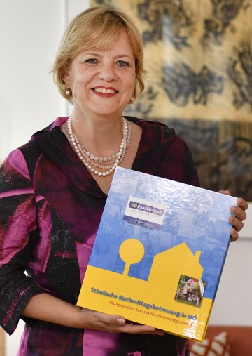 Bildungs-Landesrätin Barbara Schwarz mit der erweiterten Arbeitsmappe für Niederösterreichs Freizeitpädagoginnen und Freizeitpädagogen