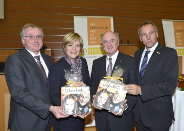 Dr. Otto Huber, Landesrätin Mag. Barbara Schwarz, Landeshauptmann Dr. Erwin Pröll und Anton Kellner, Obmann der ARGE NÖ Heime, bei der Buchpräsentation \"LebensReich\" im Sitzungssaal des NÖ Landtages in St. Pölten (v.l.n.r.)