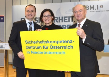 Pressekonferenz in Wr. Neustadt: Landeshauptmann Dr. Erwin Pröll, Innenministerin Mag. Johanna Mikl-Leitner, der Generaldirektor für öffentliche Sicherheit Konrad Kogler (v. r. n. l.)