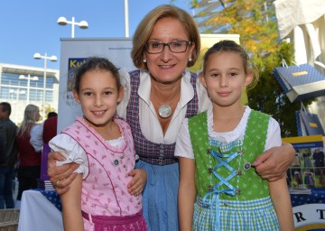 Landeshauptfrau Johanna Mikl-Leitner und die beiden Mädchen in ihren schönsten Dirndln freuen sich auf den Dirndlgwandsonntag.