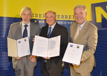 Kooperationsvertrag zwischen dem Land Niederösterreich und CERN: Landeshauptmann Dr. Erwin Pröll mit dem CERN-Generaldirektor Prof. Dr. Rolf-Dieter Heuer und MedAustron-Aufsichstratsvorsitzenden Mag. Klaus Schneeberger.