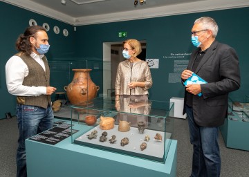 v. l.: Dominik Heher, Landeshauptfrau Johanna Mikl-Leitner und Kurt Farasin