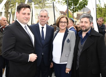 Mahnmal für die Opfer der NS-Zeit in Baden präsentiert: Bürgermeister DI Stefan Sziruczek, Bundespräsident Professor Dr. Alexander Van der Bellen, Landeshauptfrau Johanna Mikl-Leitner und der Künstler Peter Kozek (v.l.n.r.)