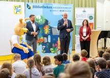 (v.l.n.r.) Fito Fit, Erwin Zeiler (GF „Tut gut!“), Landesrat Anton Kasser , Kathrin Hömstreit (GF Treffpunkt Bibliothek) und Kinder der VS Purkersdorf.