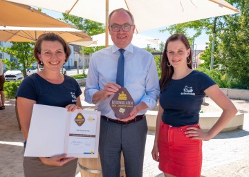 Im Bild von links nach rechts: Doris Fugger, LH-Stellvertreter Stephan Pernkopf und Christiane Enne (Gewinner Regionalladen 2021) 