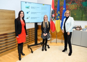 Landeshauptfrau Johanna Mikl-Leitner (r.) ist es ein Anliegen, Wissenschaft auch im Schulalltag erlebbar zu machen