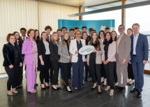 Landeshauptfrau Johanna Mikl-Leitner (Mitte), Direktorin HLF Krems Birgit Wagner (2.v.li.), Harald Pollak, Obmann NÖ Wirtshauskultur und Geschäftsführer NÖ Werbung Michael Duscher (re. außen) mit den Absolventinnen und Absolventen der „Klasse Wirtshauskultur“ der HLF Krems.