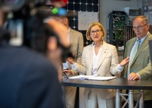 Landeshauptfrau Johanna Mikl-Leitner beim Pressegespräch in der HTL Hollabrunn, im Bild mit Landtagsabgeordnetem Richard Hogl.