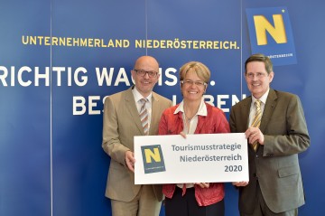 Präsentierten die Tourismusstrategie Niederösterreich 2020: Mag. Georg Bartmann, Leiter der Abteilung Wirtschaft, Tourismus und Strategie, Tourismus-Landesrätin Dr. Petra Bohuslav und Prof. Christoph Madl, MAS, Geschäftsführer der Niederösterreich Werbung (v.l.n.r.)