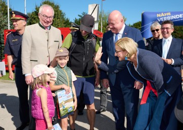 Beim Rundgang durch die KAT mit Besuchern: Landespolizeidirektor Franz Popp, LH-Stellvertreter Stephan Pernkopf, Bundeskanzler Christian Stocker, Landeshauptfrau Johanna Mikl-Leitner, NÖ Samariterbund Präsident Hannes Sauer und Tullns Bürgermeister Peter Eisenschenk (v.l.n.r.)