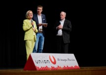 Landeshauptfrau Johanna Mikl-Leiter und Bischof Alois Schwarz im Gespräch mit Sportunion-Landesgeschäftsführer Markus Skorsch (mitte).