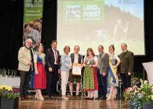 „Kasermandl in Gold“ ging an Johann und Rita Frühwald aus Reinsberg: LH-Stellvertreter Stephan Pernkopf, Milchprinzessin Magdalene Sophie Mayer, Bundesminister Norbert Totschnig, Landeshauptfrau Johanna Mikl-Leitner, Johann und Rita Frühwald, Landwirtschaftskammer Österreich-Präsident Josef Moosbrugger, Milchkönigin Sophia Stiegler und Eduard Hauss vom LMTZ Wieselburg (v.l.n.r.)