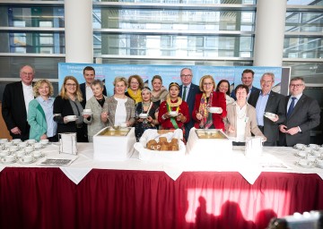 Landeshauptfrau Johanna Mikl-Leitner (sechste von rechts), Mitglieder der Landesregierung und weitere Teilnehmer beim Benefiz-Suppenessen im NÖ Landhaus in St. Pölten. 