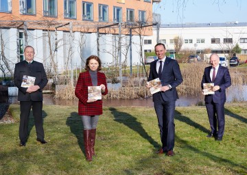 Niederösterreich unterstützt Beherbergungsbetriebe bei Comeback-Vorbereitungen mit Gestaltungsleitfaden, individuellen Beratungen und neuen Förderungen. „Urlaub am Bauernhof“-Landesobmann Peter Höbarth, Susanne Kraus-Winkler von der Wirtschaftskammer Niederösterreich, Tourismus- und Wirtschaftslandesrat Jochen Danninger und ecoplus-Geschäftsführer Helmut Miernicki (v.l.n.r.) informierten. 