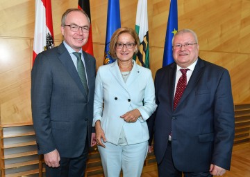 Der Sächsische Staatssekretär für Umwelt und Landwirtschaft, Herbert Wolff (r.), war heute, Freitag, zu Gast in Niederösterreich und führte Arbeitsgespräche mit Landeshauptfrau Johanna Mikl-Leitner und LH-Stellvertreter Stephan Pernkopf.