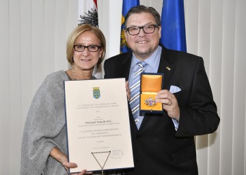 Landeshauptfrau Johanna Mikl-Leitner überreichte das „Große Goldene Ehrenzeichen für Verdienste um das Bundesland Niederösterreich“ an Kammersänger Michael Schade, den Künstlerischen Leiter der Internationalen Barocktage Stift Melk.