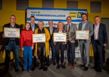 Hannes Lethmayer (Siegergemeinde Rohrendorf), Lara Dunkler, Wolfgang Kocevar (Vizepräsident NÖGVV), Anita Tretthahn (Gemeinderätin der Siegergemeinde Bad Vöslau) Josef Balber (Vizepräsident NÖ Gemeindebund), Heide Lamberg (Siegergemeinde Lanzenkirchen), Sportlandesrat Jochen Danninger, Hannes Koza (Bürgermeister der Siegergemeinde Vösendorf), Franz Pichler (spusu-Geschäftsführer)