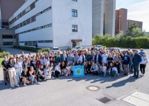 Landeshauptfrau Johanna Mikl-Leitner und LH-Stellvertreter Stephan Pernkopf mit allen Teilnehmern und Teilnehmerinnen der NÖ Jugendklimakonferenz im stillgelegten Kohlekraftwerk Dürnrohr.