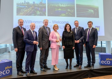 Beim „USA Business Talk“, von links nach rechts: WK-Vizepräsident Christian Moser, ecoplus-Geschäftsführer Helmut Miernicki, Landesrat Martin Eichtinger, Landeshauptfrau Johanna Mikl-Leitner, US-Botschafterin Victoria Reggie Kennedy, Landesrat Jochen Danninger und Reinhard Karl, Generaldirektor-Stellvertreter Raiffeisen Landesbank NÖ-Wien.