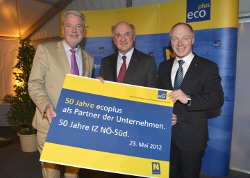 50 Jahre Wirtschaftspark Industriezentrum NÖ-Süd mit Mag. Klaus Schneeberger, Aufsichtsratsvorsitzender der Wirtschaftsagentur ecoplus, Landeshauptmann Dr. Erwin Pröll und Mag. Helmut Miernicki, Geschäftsführer von ecoplus (v.l.n.r.)