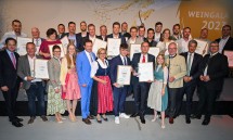 Gruppenfoto mit allen Ehrengästen und Siegern der diesjährigen Weinprämierung.