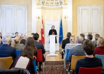 Landeshauptfrau Johanna Mikl-Leitner bei ihrer Rede im Audienzsaal des Bundesministeriums.