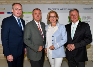 Neues Landesklinikum in Mödling eröffnet. Im Bild von links nach rechts: LH-Stellvertreter Stephan Pernkopf, Bürgermeister Hans Stefan Hintner, Landeshauptfrau Johanna Mikl-Leitner und der medizinische Geschäftsführer der NÖ Landeskliniken-Holding Markus Klamminger 