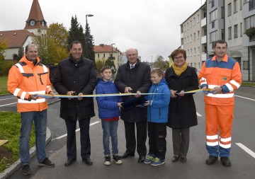 Verkehrsfreigabe für die neue Bahnhofstraße in Gmünd mit NÖ Straßenbaudirektor DI Josef Decker, Landeshauptmann Dr. Erwin Pröll und Bürgermeisterin Helga Rosenmayer. (v.l.n.r.)