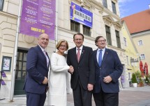 Vor dem Landestheater in St. Pölten, von links nach rechts: Vizebürgermeister Matthias Adl, Landeshauptfrau Johanna Mikl-Leitner, Bürgermeister Matthias Stadler, Vizebürgermeister Franz Gunacker