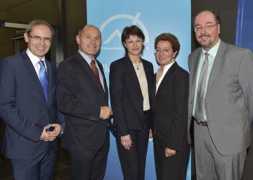 Paramedic-Enquete an der Fachhochschule St. Pölten: FH-Geschäftsführer DI Gernot Kohl, MSc, Landeshauptmann-Stellvertreter und NÖGUS-Vorsitzender Mag. Wolfgang Sobotka, Mag. Elfriede Riesinger, Geschäftsführerin NÖ Gesundheits- und Sozialfonds, FH-Geschäftsführerin Dr. Gabriela Fernandes, FH-Prof. DSA Mag. (FH) PhDr. Christoph Redelsteiner, MSc, Vortragender und Dozent am Department Gesundheit & Soziales der FH St. Pölten. (v.l.n.r.)