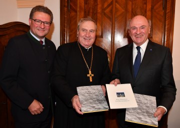 Mag. Hermann Dikowitsch, Leiter der Kulturabteilung, Prälat KR Mag. Maximilian Fürnsinn, Propst des Stiftes Herzogenburg, und Landeshauptmann Dr. Erwin Pröll bei der Präsentation der neuen Publikation „Denkmalpflege in Niederösterreich – Eine Rückschau auf drei Jahrzehnte“. (v.l.n.r.)