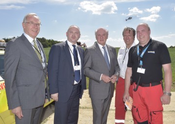 Grenzüberschreitende Katastrophenschutzübung in Vratenin: Botschafter Dr. Ferdinand Trauttmansdorff, Kreishauptmann JUDr. Michal Hasek, Landeshauptmann Dr. Erwin Pröll, Landesrettungskommandant Mag. Werner Kraut und Christof Chwojka von 144 Notruf Niederösterreich.