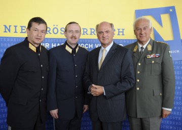 NÖ Sicherheitsgipfel zur EURO 2008: Im Bild Landespolizei-Kommandat Mag. Arthur Reis, NÖ Sicherheitsdirektor Dr. Franz Prucher, LH Dr. Erwin Pröll und Militärkommandant Mag. Johann Culik.