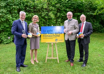 Von links nach rechts: Der Präsident des Vereins „die NÖ Umweltverbände“, Anton Kasser, Landeshauptfrau Johanna Mikl-Leitner, LH-Stellvertreter Stephan Pernkopf und der Vizepräsident des Vereins „die NÖ Umweltverbände“, Roman Stachelberger.