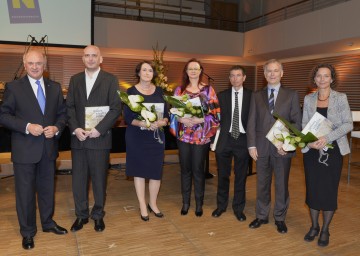 Landeshauptmann Dr. Erwin Pröll gratulierte den Preisträgern Dr. Christoph Lind, Dr. Elisabeth Vavra, DI Dr. Monika Schmoll, PhD, Univ.Prof. Dr. Rudolf Valenta, Univ.Prof. DI Dr. Helmut Habersack und Dr. Christa Hammerl (v.l.n.r.)