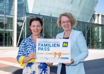 Familien-Landesrätin Christiane Teschl-Hofmeister und Barbara Trettler, Geschäftsführerin der NÖ Familienland GmbH, freuen sich über die Herbsthighlights mit dem NÖ Familienpass.