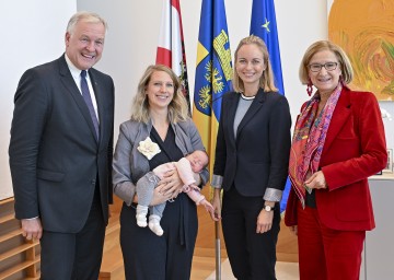 Landesrat Martin Eichtinger und Landeshauptfrau Johanna Mikl-Leitner mit den Stipendiatinnen Julia Franzen (2.v.l.) und Theresa Braunsteiner (2.v.r.)